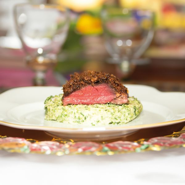 Hirschfilet mit Walnuss-Kakaokruste auf Rahmwirsing