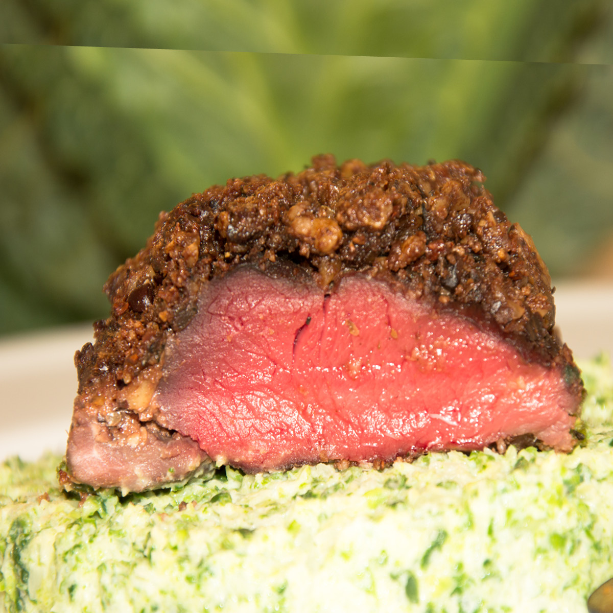 Hirschfilet mit Walnuss-Kakaokruste auf Rahmwirsing | Lamm | Fleisch ...